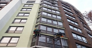Установка крыши на балкон Серов цена от 1025 руб. м/2.
