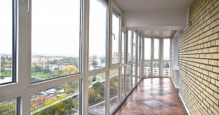 Панорамное остекление балкона Серов, цена от 3588 руб.